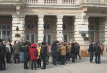 Végkielégítés nélkül kerültek utcára Bivši radnici PIK-a Bečej zimus na skupu pred opštinskom zgradom