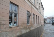 Fasada Gradskog pozorišta Bečej i ružna i opasna
