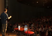 Uspešan humanitarni „stendap“ Srđana Dinčića za Ivana i Ivanu