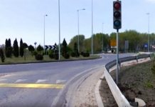 Jelzőlámpa lassítja átmenetileg a forgalmat a hídon