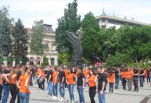 Maturska parada po peti put u Bečeju Poslednja maturantska parada kraj spomenika Sloboda | Foto: Vlastimir Jankov