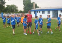 Fudbal: „Petlići“ FK Bečej 2008 prvaci Gradske lige Novi Sad Trener Nemanja Vasin sa svojim mladim pulenima | Foto: Vlastimir Jankov