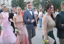 Gimnazijalci otvorili „promenadu“ Kao da su sišli s modne piste|Foto: Vlastimir Jankov