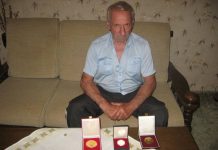 Majstor Pišti pekmez nikad ne zagori Ištvan Radek s plaketama Tesla festa i Sajma tehnike | Foto: Vlastimir Jankov