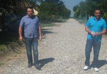 Sve manje blatnjavih ulica u Bačkom Petrovom Selu Predsednik Dragan Tošić i direktor Goran Matić u jednoj od nasutih ulica | Foto: Vlastimir Jankov