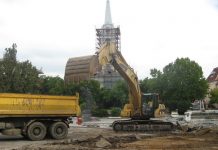 Neobični i opasni poslovi Građevinske mašine rade punom parom na „pogači“ | Foto: Vlastimir Jankov
