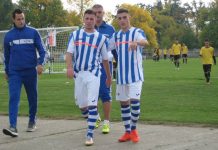Fudbal: Sve gotovo u prvih pola sata Đuričin levo i Ž. Kobiljski desno postigli su 20, od ukupno 26, golova Bečejaca | Foto: Vlastimir Jankov