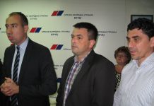 Srpska napredna stranka u Bečeju obeležila slavu Predsednik bečejskih naprednjaka Vuk Radojević u društvu bivšeg i sadašnjeg kuma | Foto: Vlastimir Jankov