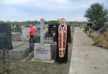 Zapaljene sveće i okađeni grobovi Sveštenik Aleksa Kuđeljić kraj večne kuće Sofronija Živkovića | Foto: Vlastimir Jankov
