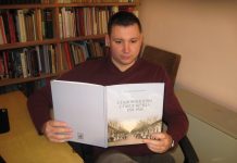 Dva i po veka Starog Bečeja iz pera Nemanje Karapandžića Autor Nemanja Karapandžić s knjigom u rukama | Foto: Vlastimir Jankov