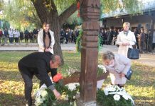 Komemorativnim skupom Bečejci podsetili na stradanja Mađara Prvi su vence položili predstavnici lokalne samouprave | Foto: Vlastimir Jankov