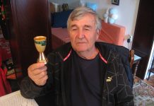 Psi – šampioni izdržavaju kajakaškog asa Minijaturni pehar posle maratonske trke | Foto: Vlastimir Jankov