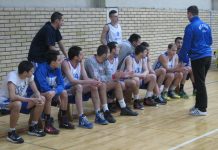 Košarka: Sopstvenim greškama u poraz Dogovor trenera Igora Stanka sa igračima pre utakmice | Foto: Vlastimir Jankov