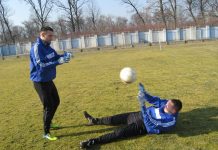 Fudbal: „Romatika“ se vraća kraj Tise Dvojica golmana, Marko Živkov na travi i Isidor Milovanov stoji, nemaju mnogo posla | Foto: Vlastimir Jankov