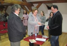 Počelo s „Trajkom“, završilo se s „Berićet“ Pesnikinja Milica Mirić je u znak zahvalnosti za predivno druženje Nebojši Iliću uručila knjigu svojih pesama | Foto: Vlastimir Jankov