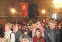 Posle bogosluženja zajedničko čestitanje U pravoslavnom hramu za vreme Svete uskršnje liturgije | Foto: Vlastimir Jankov
