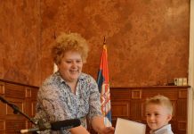 Završeno međunarodno muzičko takmičenje „Fantast 2017“ Direktorka Tamara Krajtmar i najmlađi učesnik Marko Maček | Foto: Vlastimir Jankov