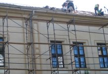 Počela sanacija bečejske OŠ „Zdravko Gložanski“ Sanacija školske zgrade je krenula od krova | Foto: Vlastimir Jankov