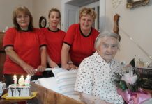 Bečejka Ilona Sudarević obeležila jubilarni stoti rođendan Negovateljice Gerontološkog centra Bečej sa rođendanskom tortom kod Ilone Sudarević | Foto: Vlastimir Jankov