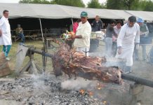 Ubuduće tradicionalno i sadržajnije Juneće meso za ražnja nije dočekalo sumrak | Foto: Vlastimir Jankov