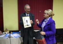 Novinar u penziji Đerđ Lajber objavio svoju četvrtu knjigu Verna čitateljka je darovala sliku Đerđu Lajberu | Foto: Roža Feher