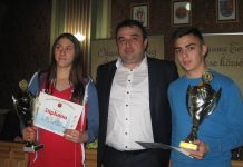 Izbor sportiste bečejske opštine: Laureati Zita i Ognjen Laureati Zita Seke i Ognjen Đuričin s predsednikom opštine Draganom Tošićem | Foto: Vlastimir Jankov