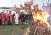 Pravoslavci u Bečeju tradicionalno obeležili Božić Kum Vasa Džigurski pali badnjak u crkvenoj porti | Foto: Vlastimir Jankov