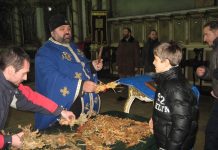 Pravoslavci bečejske opštine tradicionalno obeležavaju Božić Uobičajeno deljenje osveštanog badnjaka u hramu | Foto: Vlastimir Jankov