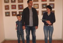 Na 120 minijatura „hiljade“ hektara Gabriela Sel sa autorom i njegovim naslednikom na otvaranju izložbe | Foto: Vlastimir Jankov