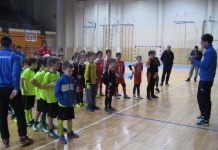 Fudbal: Ikebana od oko 350 fudbalera Tri najuspešnije ekipe desetogodišnjaka pred uručenje nagrada | Foto: Vlastimir Jankov