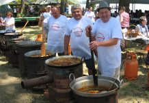 Petrovoselci obeležavaju „Dan sela“ na Kišmolskoj plaži Oni su zaduženi da spreme hranu za goste i učesnike „Dana sela“ | Foto: Vlastimir Jankov