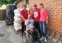 Paket od više od 300 kilograma čepova Bečejci i Zrenjaninci prilikom primopredaje dragocenog kontingenta | Foto: Vlastimir Jankov