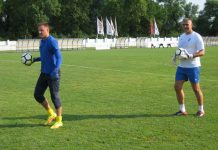 Fudbal: OFK BEČEJ 1918 u nezgodnom trenutku gostuju u Čačku Golman Marko Živkov s trenerom Milošem Andrićem | Foto: Vlastimir Jankov