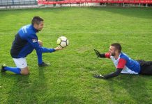 Fudbalski vikend: Zahuktala Voša Dimitrije Vejin zagreva golmana Voše Isidora Milovanova | Foto: Vlastimir Jankov