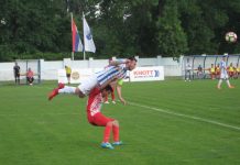 Fudbal: Iz izazova u izazov Kapiten Bečejaca Nemanja Stanojev (u letu) odradio je suspenziju zbog parnih kartona | Foto: Vlastimir Jankov