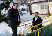 Decenija rada Društva za afirmaciju invalida „Feniks – plus“ Dragan Tošić i Stevan Markov prilikom puštanja rampe u funkciju | Foto: Vlastimir Jankov