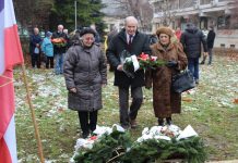 Počelo obeležavanje krvavog januara u Bečeju 1942. godine Delegacija SUBNOR-a položila je cveće na spomen obeležje Zid smrti | Foto: Vlastimir Jankov