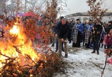 Božić tradicionalno obeležen u pravoslavnim hramovima bečejske opštine Trenutak kada je kum Dragan Knežev zapalio crkveni badnjak u porti | Foto: Vlastimir Jankov