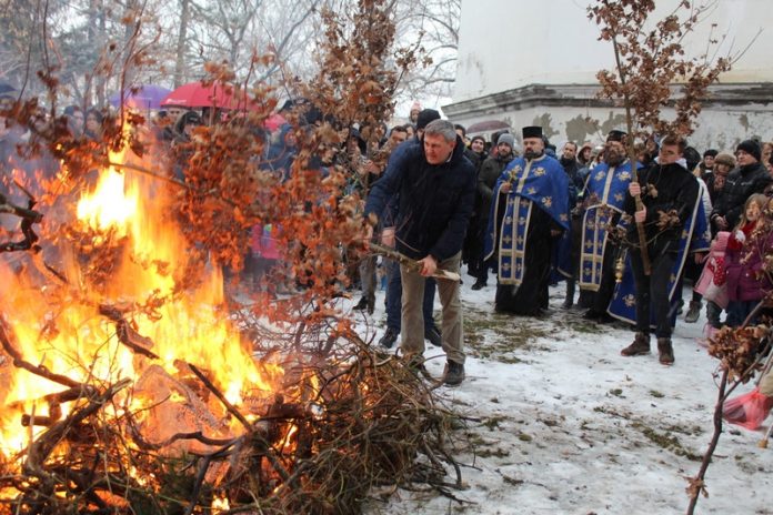 Trenutak kada je kum Dragan Knežev zapalio crkveni badnjak u porti | Foto: Vlastimir Jankov