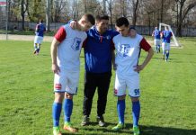 Fudbal: Oprezno sa Banaćanima Trener Lazar Dabižljević s dvojicom napadača Nenadom Kudrićem i Aleksandrom Marjanovim | Foto: Vlastimir Jankov