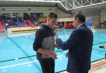 U toku šesti vaterpolo Memorijal „Dejan Popov“ Dejanov brat Zoran prilikom uručenja priznanja na lanjskom Memorijalu | Foto: Vlastimir Jankov