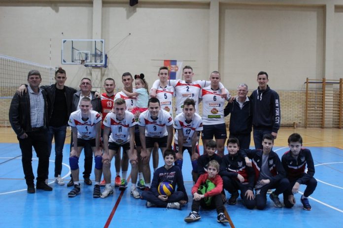Na kraju sezone, ipak, veseli rukovostvo, seniori i grupa pionira | Foto: Vlastimir Jankov