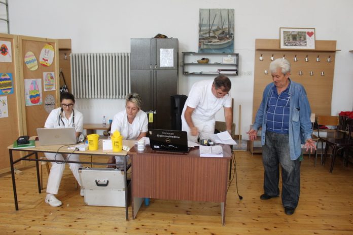 Aktivista Crvenog krsta u Bečeju Neven Andrić s delom mobilne ekipe Zavoda | Foto: Vlastimir Jankov