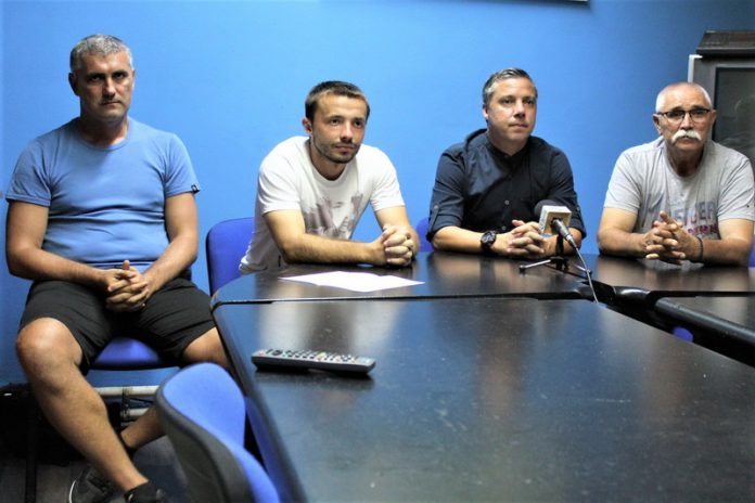 Sportski direktor Miloš Andrić, kapiten Slavoljub Dabižljević, šef stručnog štaba Milan Belić i zamenik predsednika Nedeljko Vasić na pres konferenciji | Foto: Vlastimir Jankov
