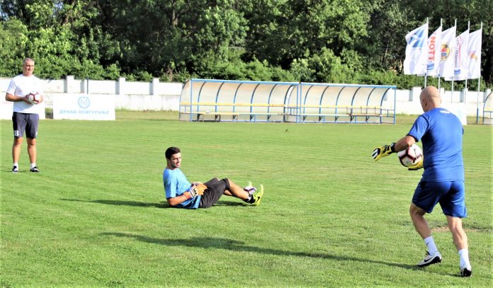 Golman Bečejaca Dušan Vojvodić s trenerom golmana Draganom Leskovcem i sportskim direktorom Milošem Andrićem