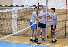 Odbojka: Ubedljivi u Zrenjaninu Najmlađi Dušan Gajičić, Miloš Rakić i Ilija Bašić pripremju mrežu za trening