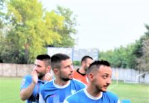 Fudbal: Bačkogradištanci petim uzastopnim porazom završili polusezonu Simo Janković (u prvom planu) je pogodio, a Dimitrije Vejin iza njega asistirao