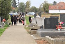 Bočarci obišli grobove predaka na Sve svete i zadušnice U kolonama se dolazilo na pravoslavno groblje u Bočaru