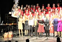 U prepunoj sali pozorišta: Nastavnici i učenici razgalili dušu muzikom iz crtanih filmova Na kraju su svi zajedno pevali