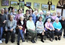 U MKD „Petefi Šandor“ tradicionalna božićna izložba slika Uobičajeni zajednički snimak prisutnih autora na otvaranju izložbe